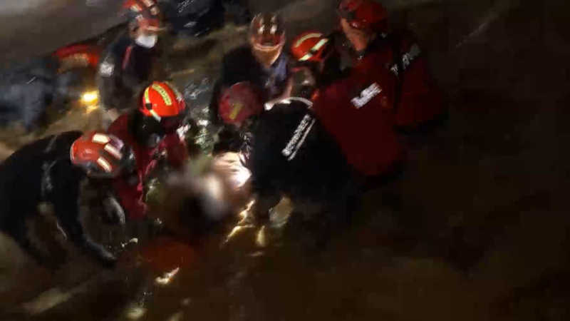 Екшън: Спасяват двама души, блокирани 12 часа в наводнен паркинг ВИДЕО