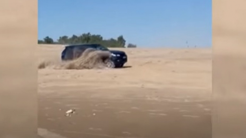Зрелищни ВИДЕА: Шофьор влезе с Range Rover на плажа, но му се стъжни