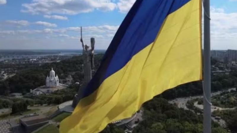 Запечатаха на СНИМКИ най-патриотичния "мускулест" автомобил в Украйна