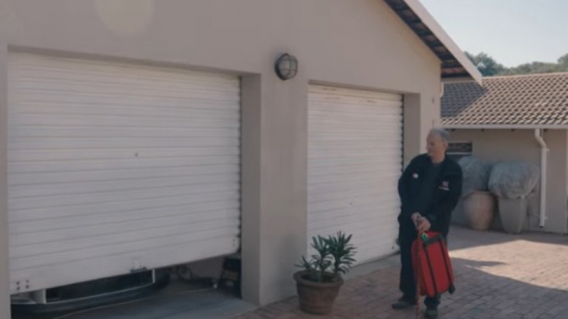 Не е за вярване каква кола има този 75-г. пенсионер в гаража си ВИДЕО