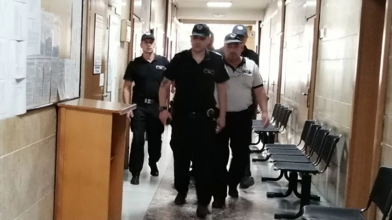 Първи СНИМКИ на полицая, обвинен за убийството в Милево  