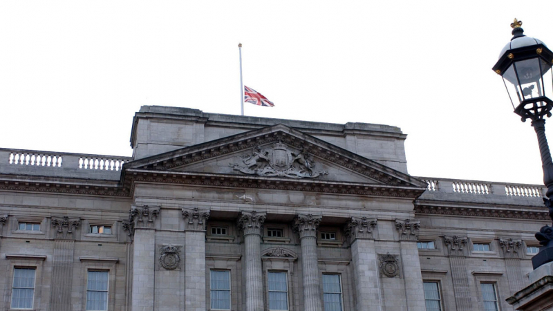 Лондон е в траур: Знамето на Бъкингамския дворец беше спуснато наполовина ВИДЕО