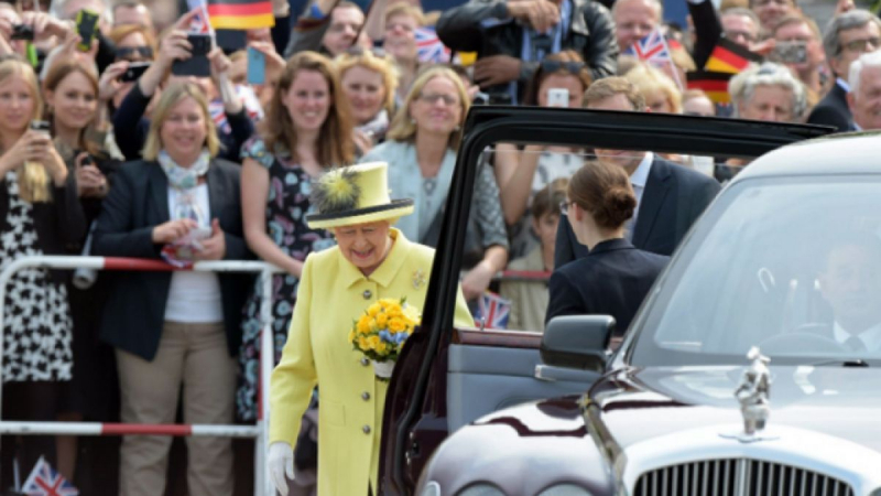 Посочиха емблематични коли на кралица Елизабет II СНИМКИ 