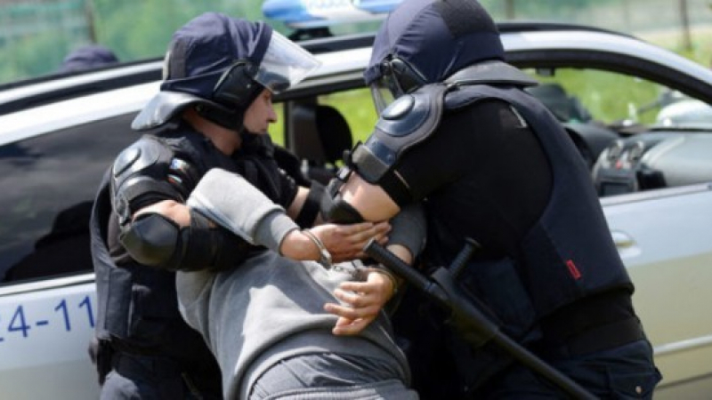Страшен екшън със стрелба и преследване на опасен бандит във Варна