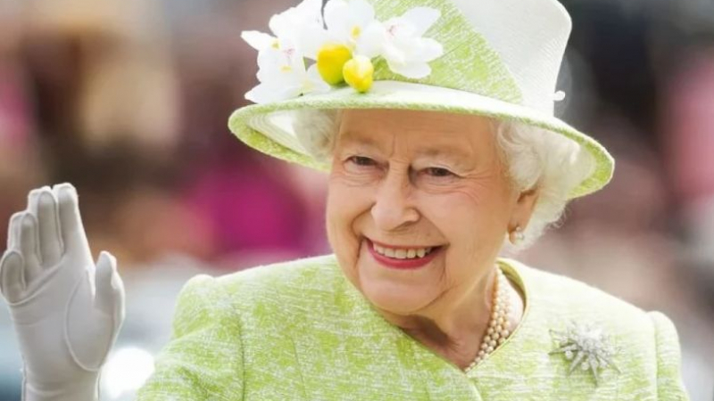 Тази история с кралица Елизабет II и един от бодигардите й разсмива всички и до днес