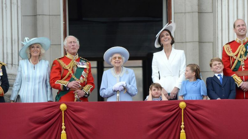 Какво богатство наследява Чарлз III от Елизабет II