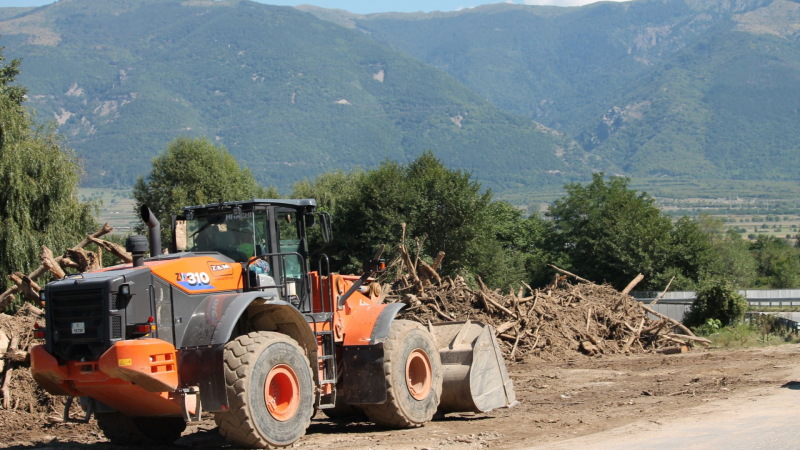 Над 90 тежки машини разчистват в пострадалите села в Карловско