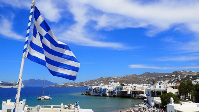 Увеличават заплати и пенсии в Гърция