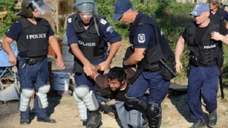 Полицаи и жандармеристи нахлуха в ромското гето в Ямбол и се хванаха за главите