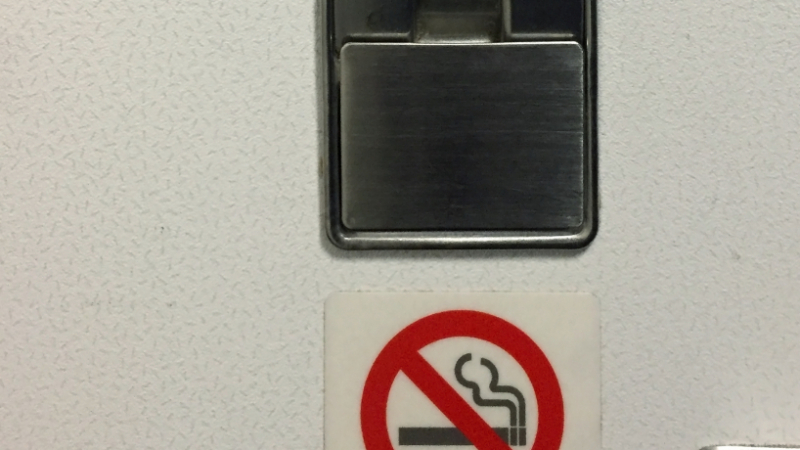 Ето защо има пепелници в самолетите, въпреки че пушенето е строго забранено