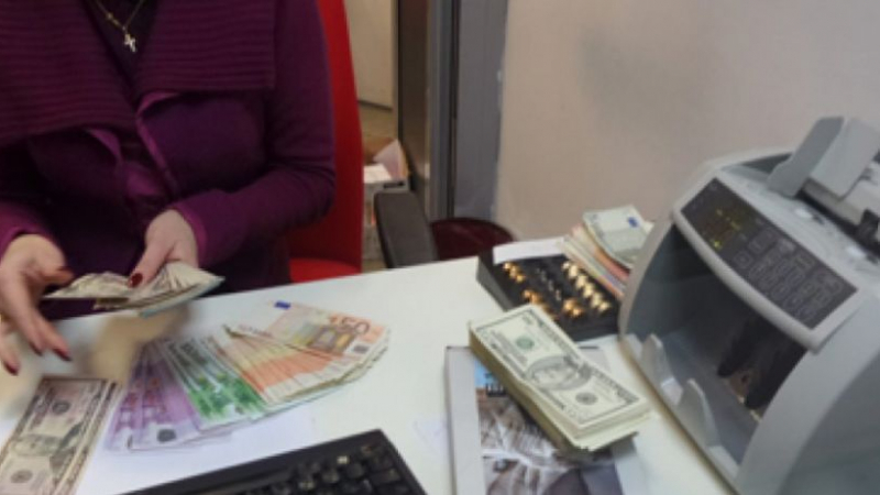 Крумовградчанин изтегли 5 бона от спестяванията си, а на касата в банката му дадоха... 