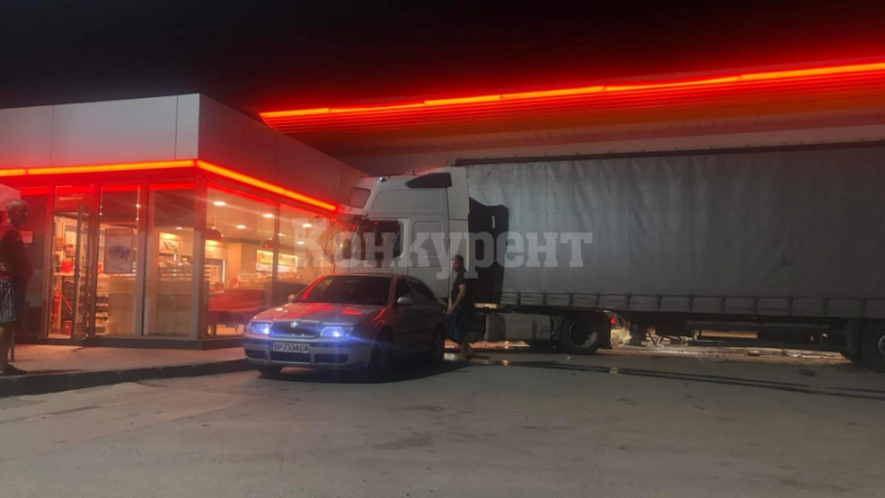 Нелеп инцидент: ТИР се вряза в бензиностанция край Враца СНИМКА