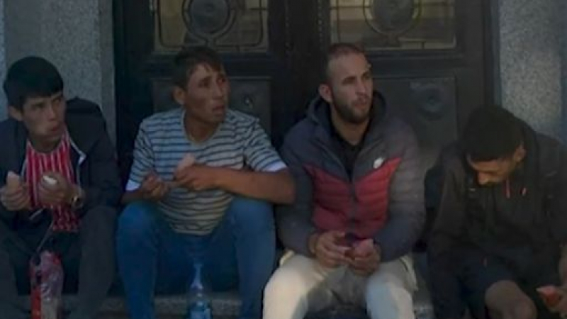 Граждански арест! Кмет на село задържа мигранти в Бургаско ВИДЕО