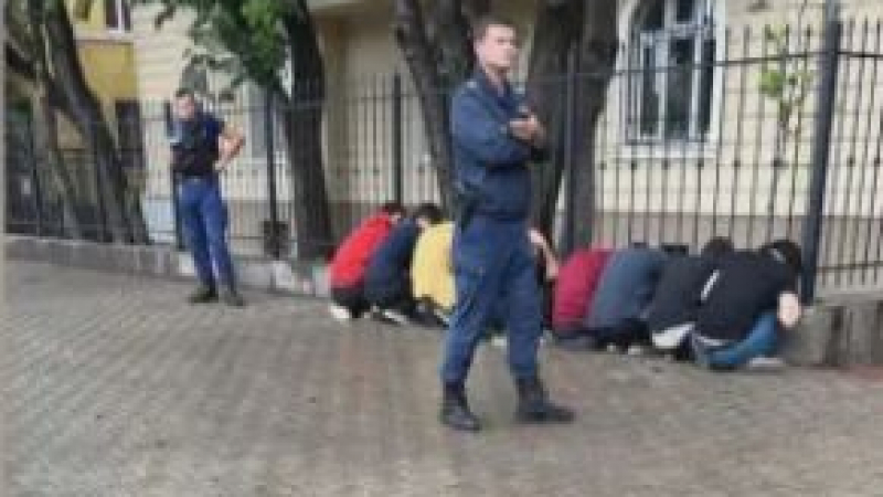 Пълен шок! Задържаха нелегални мигранти на пъпа на София