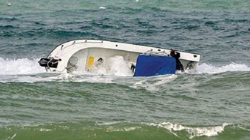 Бурята е завлякла десетки лодки навътре в морето, човек е паднал от яхта 