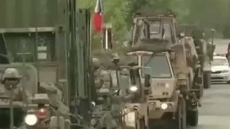 ВИДЕО от войната: Колона с военна техника на НАТО е блокирана от жители на Молдова