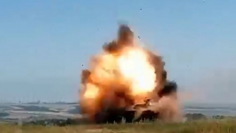 ВИДЕО от войната: Руски танк Т-72 устоя на пряк удар от украинска ПТРК "Стугна"