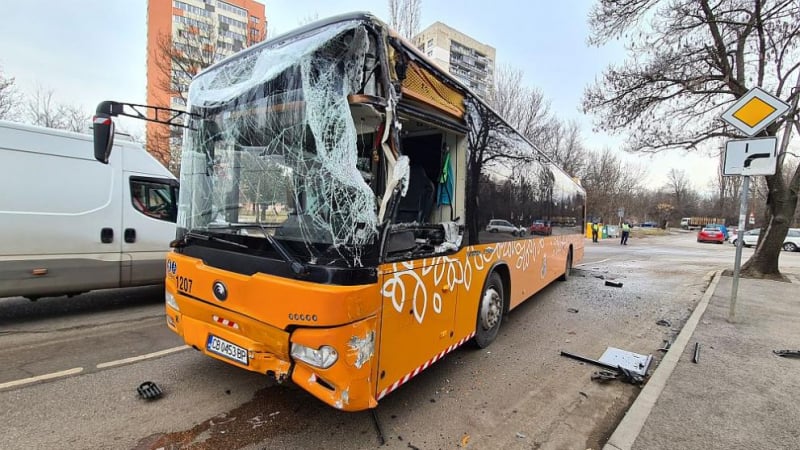 Първо в БЛИЦ! Автобус помете коли и хора до метростанция "Балан" в "Младост" 2 в София