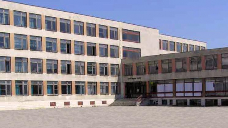 Пълен шок! Жена мина покрай училище в Добрич и изтръпна от това, което става с школото ВИДЕО