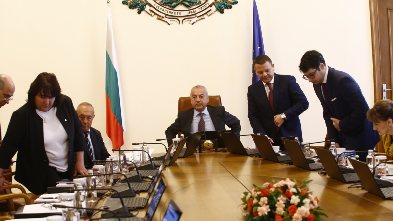 Донев свиква министрите извънредно, цяла България чака решенията им