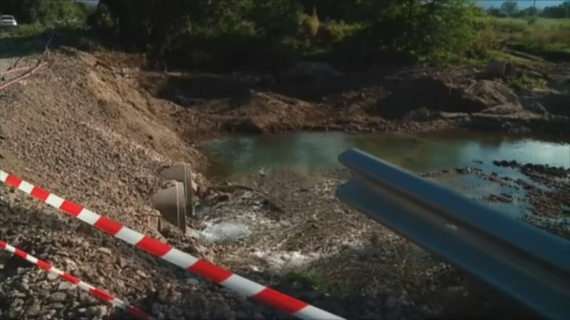 Пристигат първите количества вода в засегнатите от наводненията села в Карловско