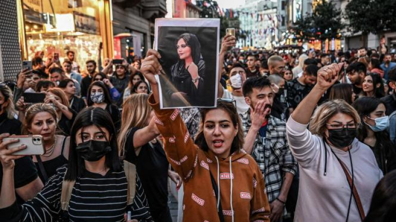 Най-малко 17 души са убити на протестите в Иран след смъртта на 22-годишна жена