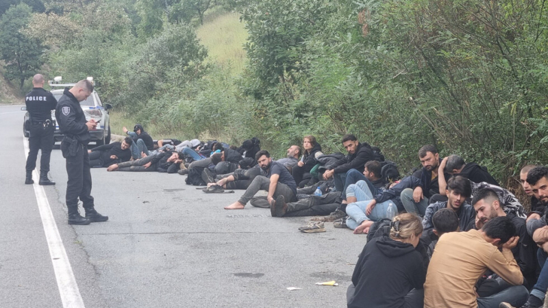 Турчин натика тумба бежанци в микробус, но край Тополовград загази