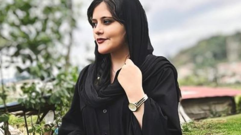 Смъртта на млада и красива иранка заради хиджаб разтърси целия свят ВИДЕО