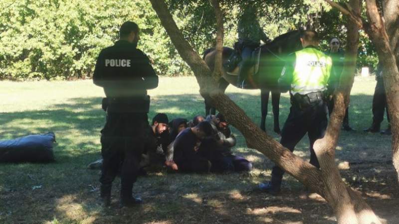 Тумба бежанци изкараха акъла на хората в пълен столичен парк СНИМКА 