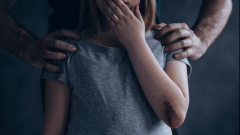 Баща на 14-г. залови опасен и въоръжен с два ножа педофил на автогарата в Сандански 