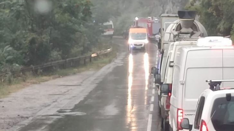 Верижна катастрофа затапи движението през Южния пътен възел във Велико Търново 