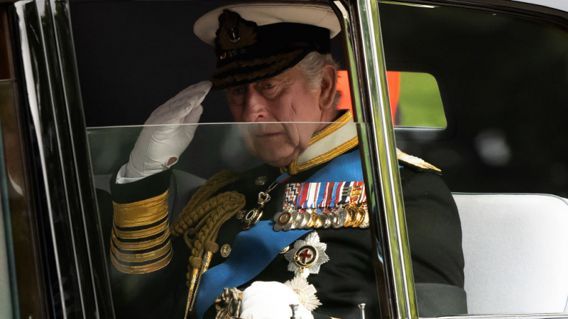 Официално: Бъкингамският дворец показа новия монограм на Чарлз III ВИДЕО