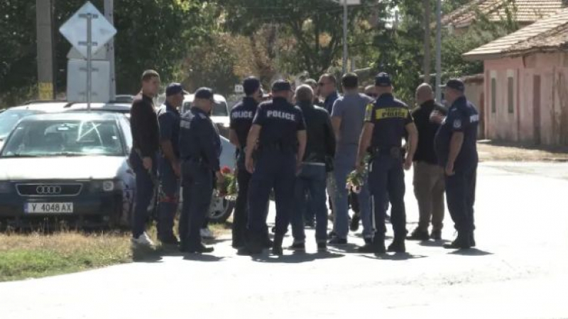 С включени сирени колеги и близки изпратиха убития от пиян джигит полицай Генади Филчев 