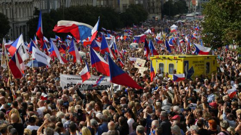 Цяла Чехия пламна, масови демонстрации срещу либералното правителство заляха страната  