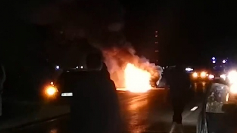 Инцидент по тъмно: Автомобил пламна на пътя Русе-Разград ВИДЕО