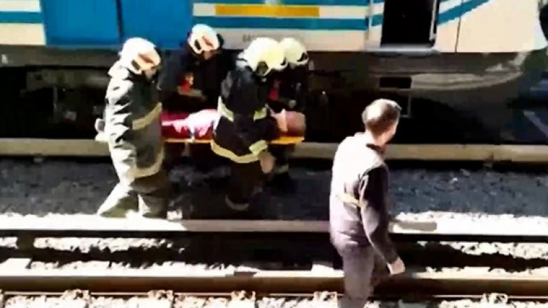 Ужас: Мъж падна на релсите пред влак, ето какво се случи после ВИДЕО 