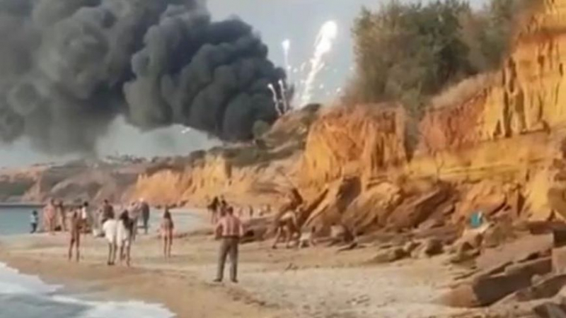 Мощни експлозии разтърсиха военно летище Белбек в Крим, туристи бягат панически ВИДЕО