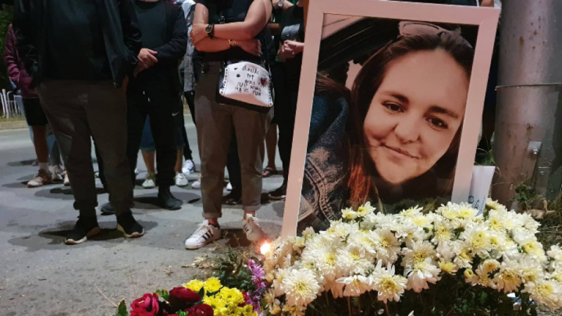 На лобното място на 22-г. шуменка, убита от 18-г. Жечко, почерня от народ СНИМКИ 
