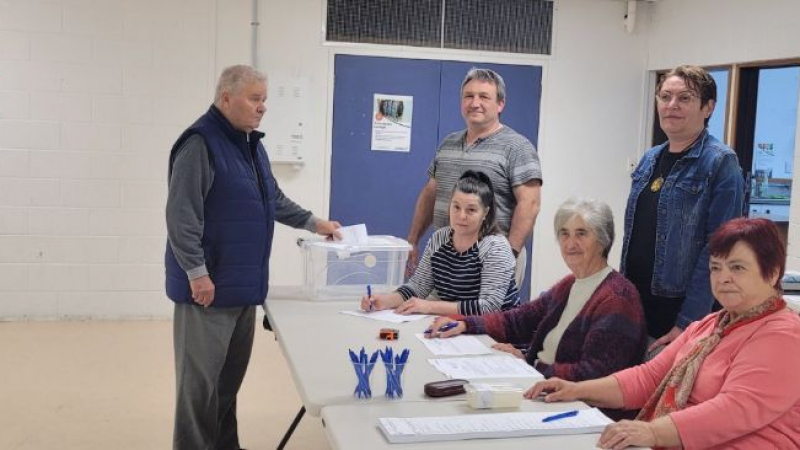 Изборите започнаха: Първите секции в чужбина вече приемат гласоподаватели СНИМКИ
