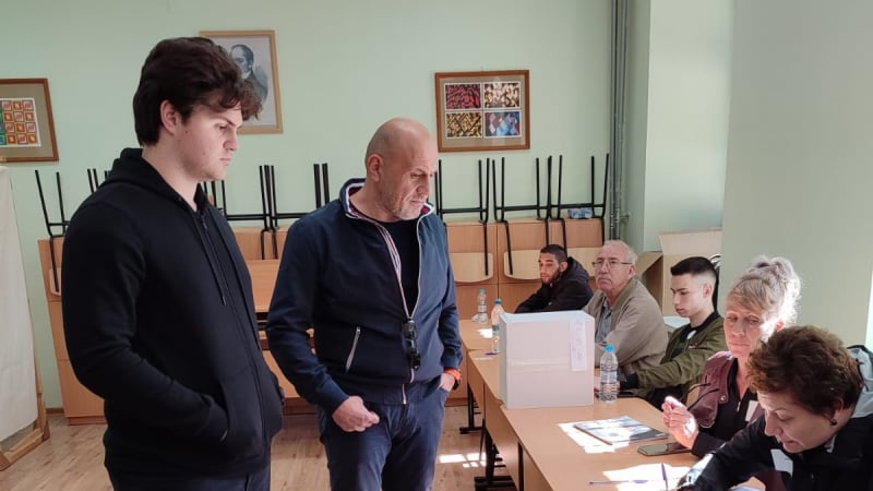 Томислав Дончев заведе сина си да гласува за пръв път, заговори за...