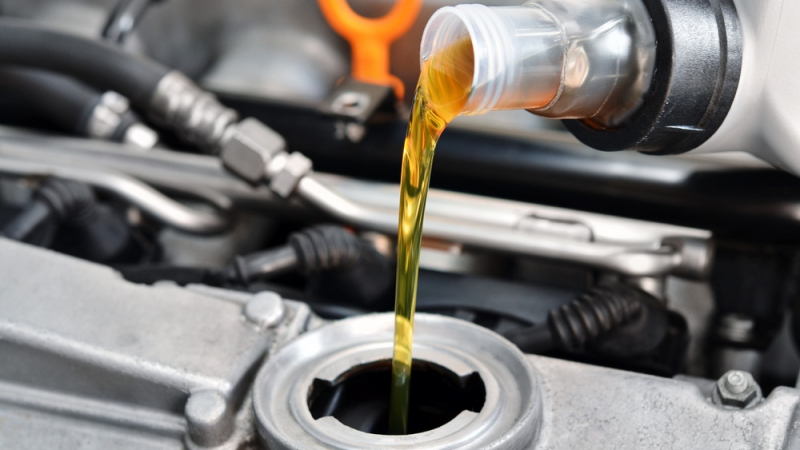 Много хитър начин как да проверим качеството на маслото в двигателя и да отложим смяната му
