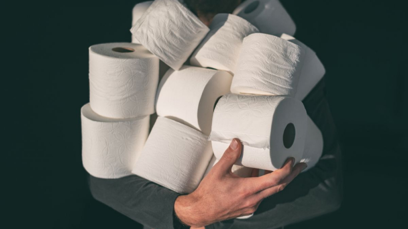 Докъде се докараха: Апаши свиха 256 ролки тоалетна хартия и салфетки от жп гара