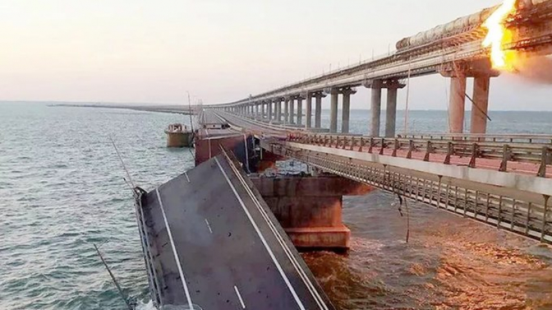 Първи пътнически влак премина успешно по Кримския мост след  експлозията там