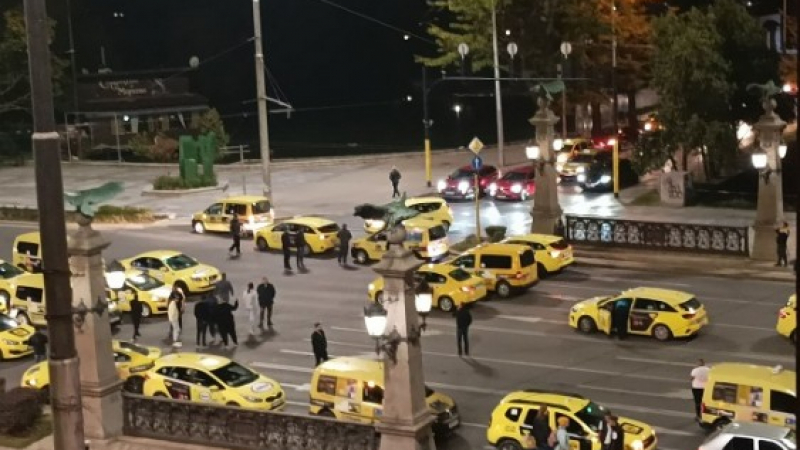 Среднощна блокада парализира София заради убийството на таксиметровия шофьор СНИМКИ