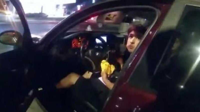 Полицай простреля тийнейджър докато се храни на паркинг ВИДЕО