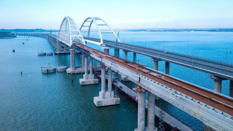 Експерт: Кримският мост оцеля благодарение на хитрата си конструкция