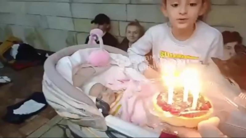 ВИДЕО от войната: Празнуват рожден ден в метрото в Киев, докато бомбите падат