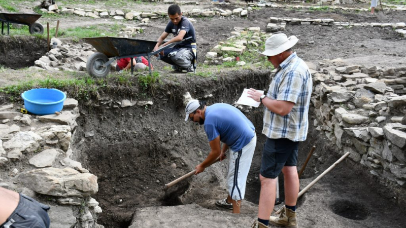 Необичайна находка изуми археолозите на хълма Трапезица СНИМКИ