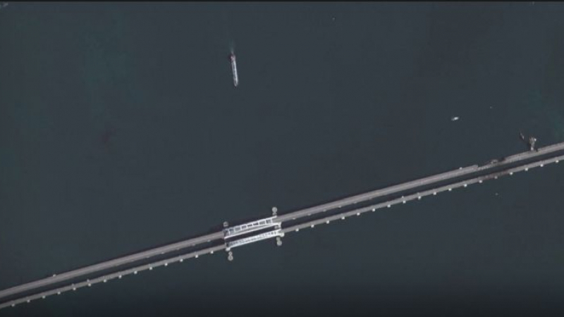 КАДРИ от сателит: Огромни колони от коли около Кримския мост