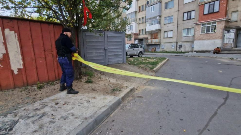 Извънредна ситуация: Мъж се барикадира в дома си в Казанлък, замеря полицаи ВИДЕО
